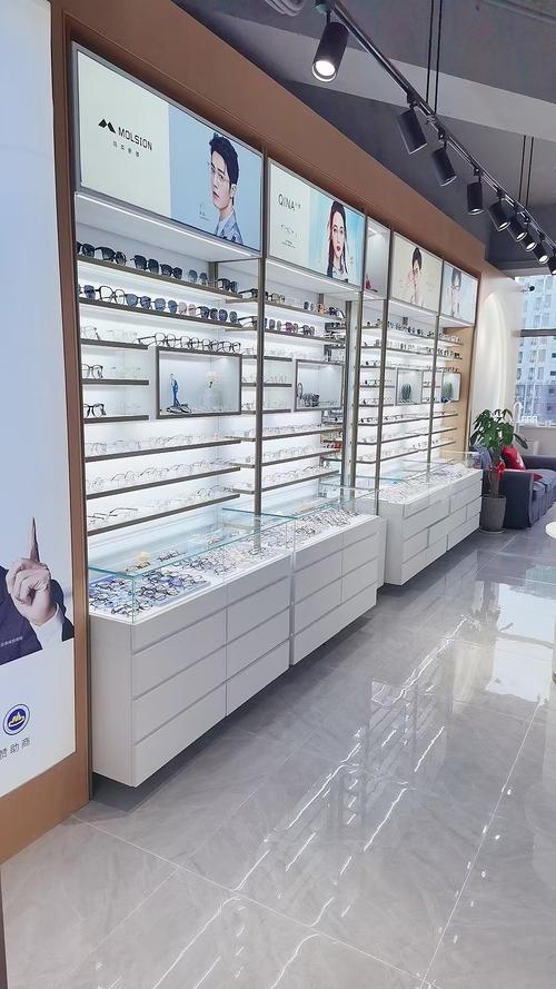 广州眼镜城眼镜店装修的相关图片